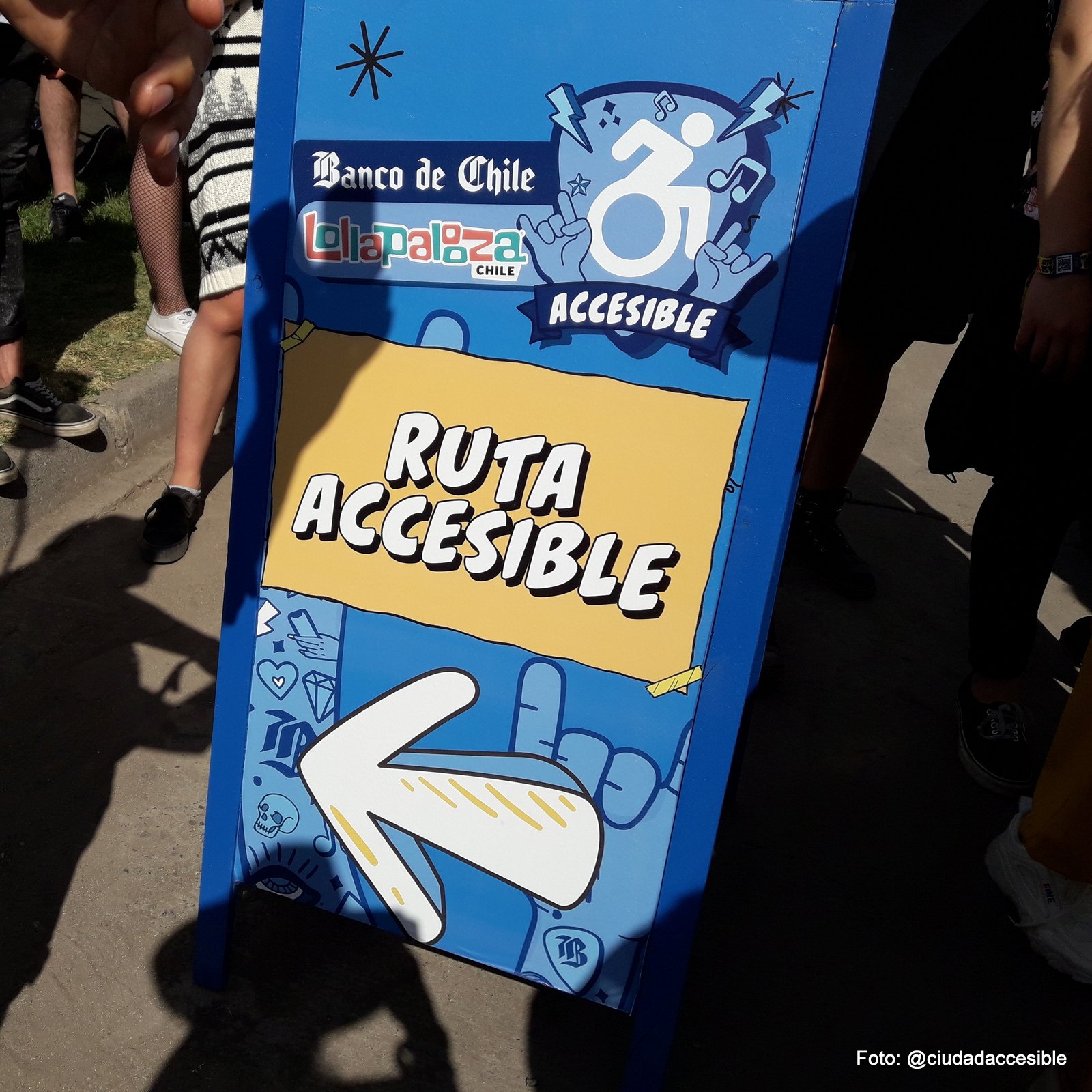 cartel que indica hacia la ruta accesible en el interior del parque