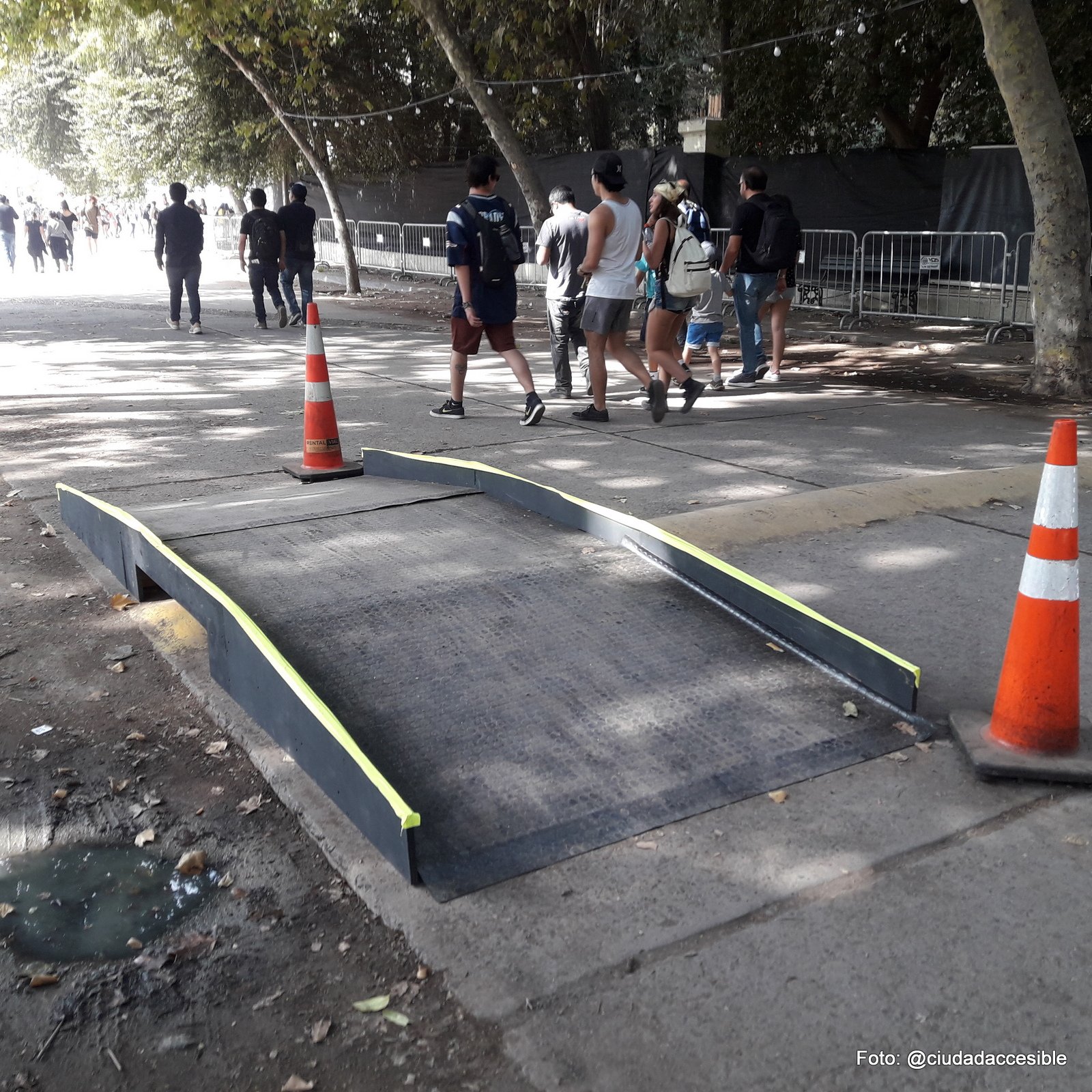 rampa que sube y baja instalada en los sectores donde pasan los cables