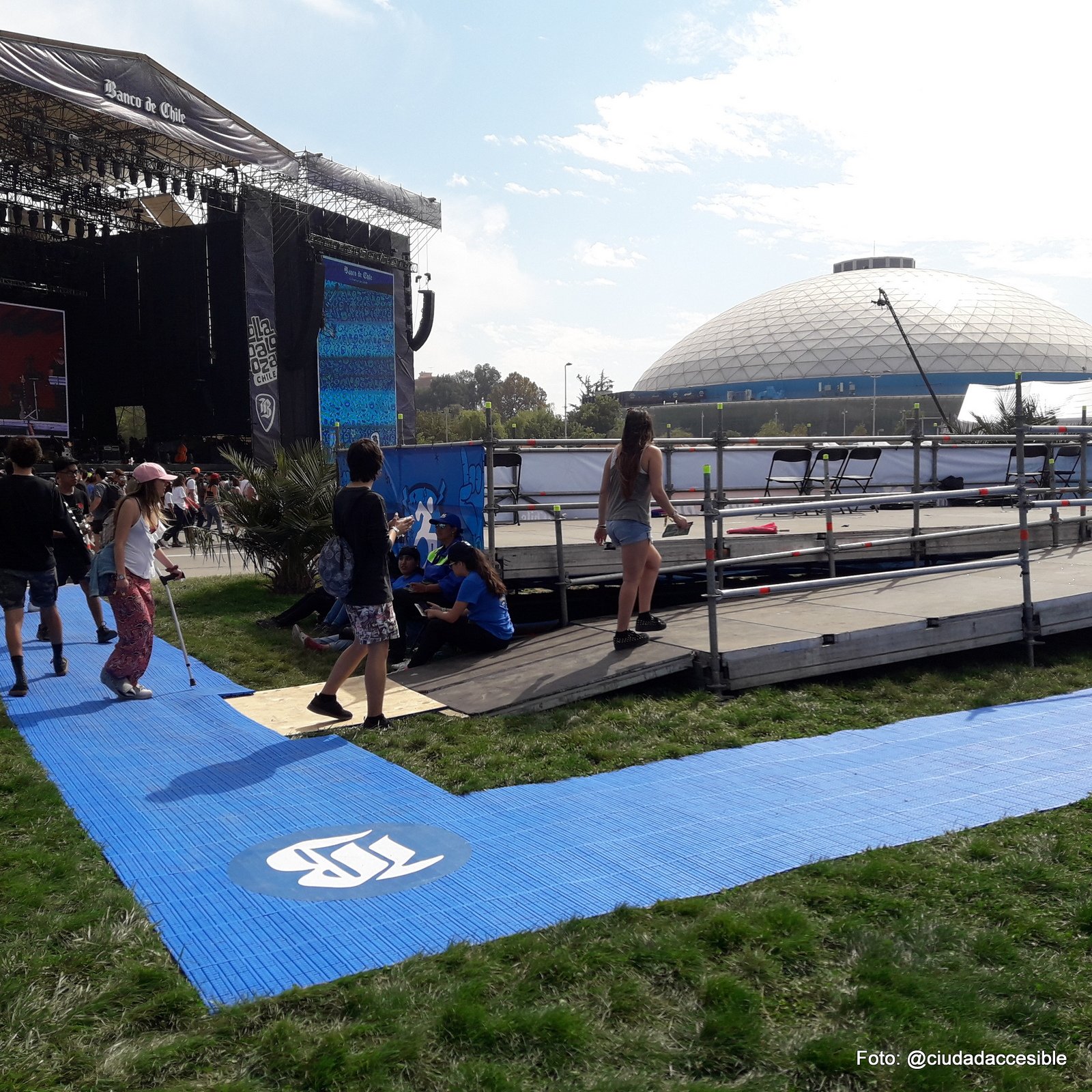 ruta accesible de color azul y de material estable que comunicaba los diferentes sectores del parque