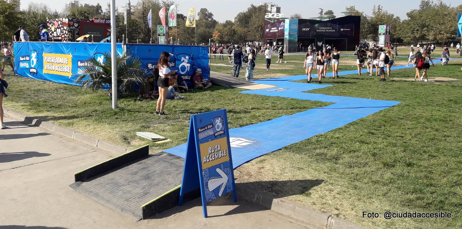 ruta accesible de color azul y de material estable que comunicaba los diferentes sectores del parque