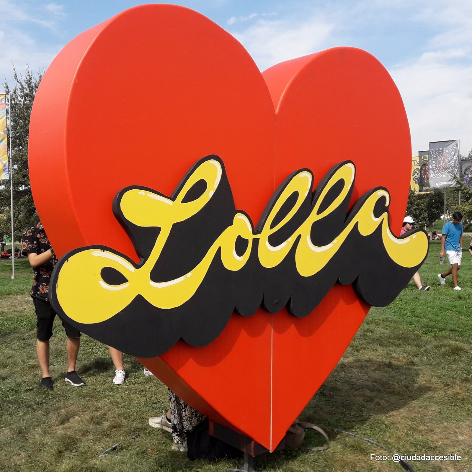 se ve un gran corazón rojo con las letras lolla escritas sobre el y que estaba instalado en el interior del parque