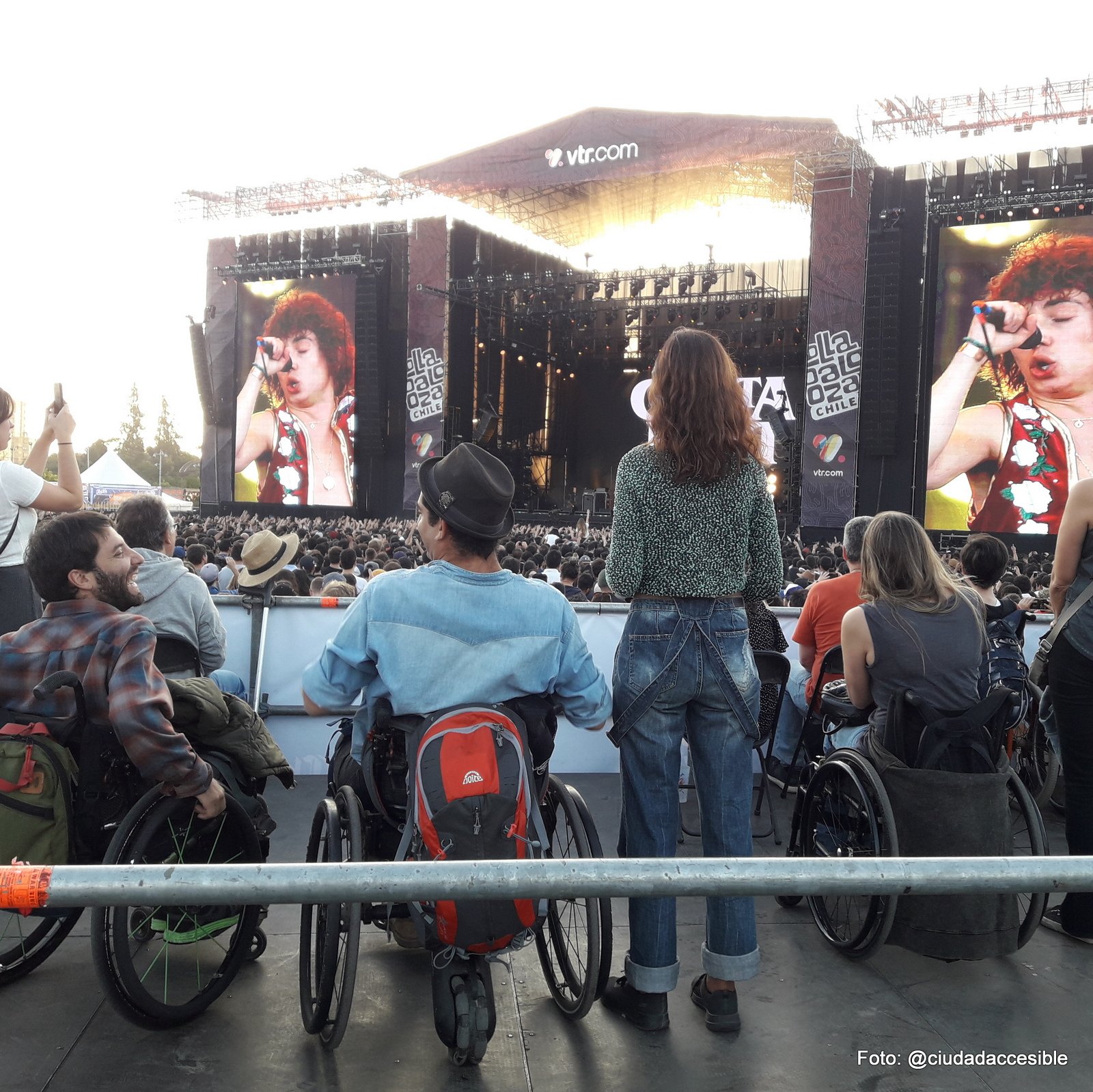 sectores elevados para espectadores en silla de ruedas con vista al escenario