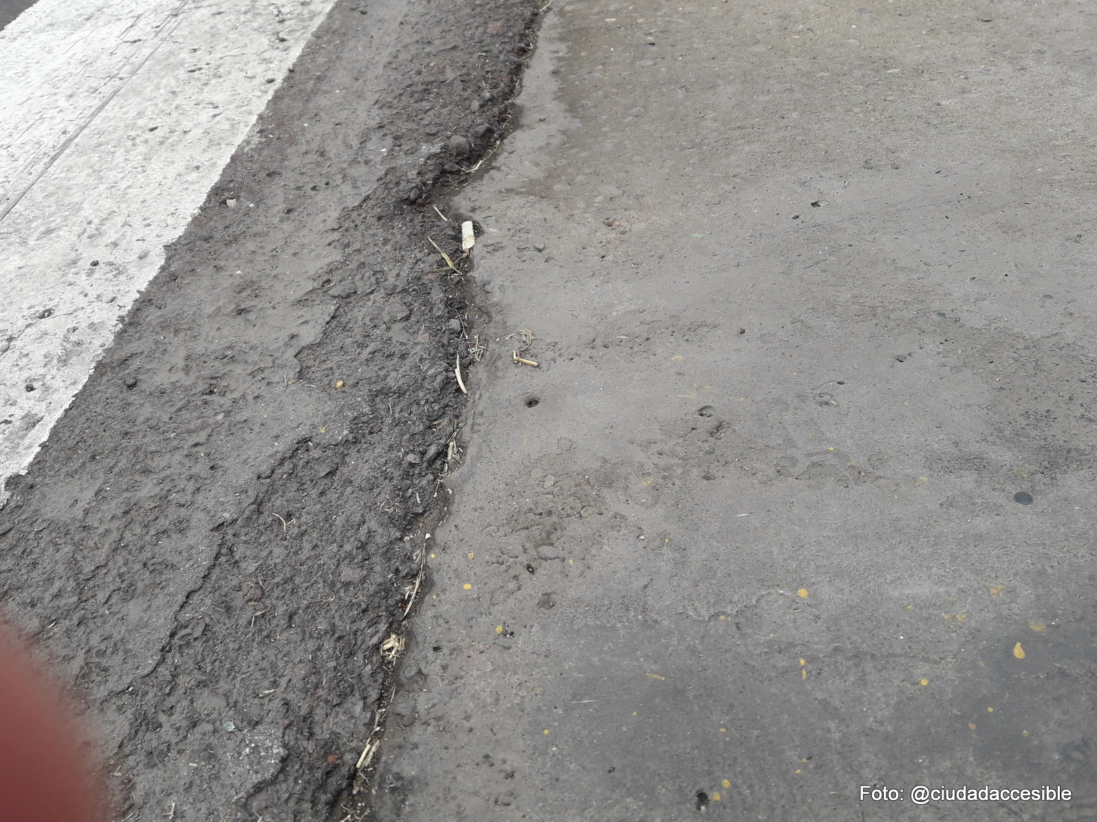 Pavimento irregular en el cruce de la calzada en Iquique