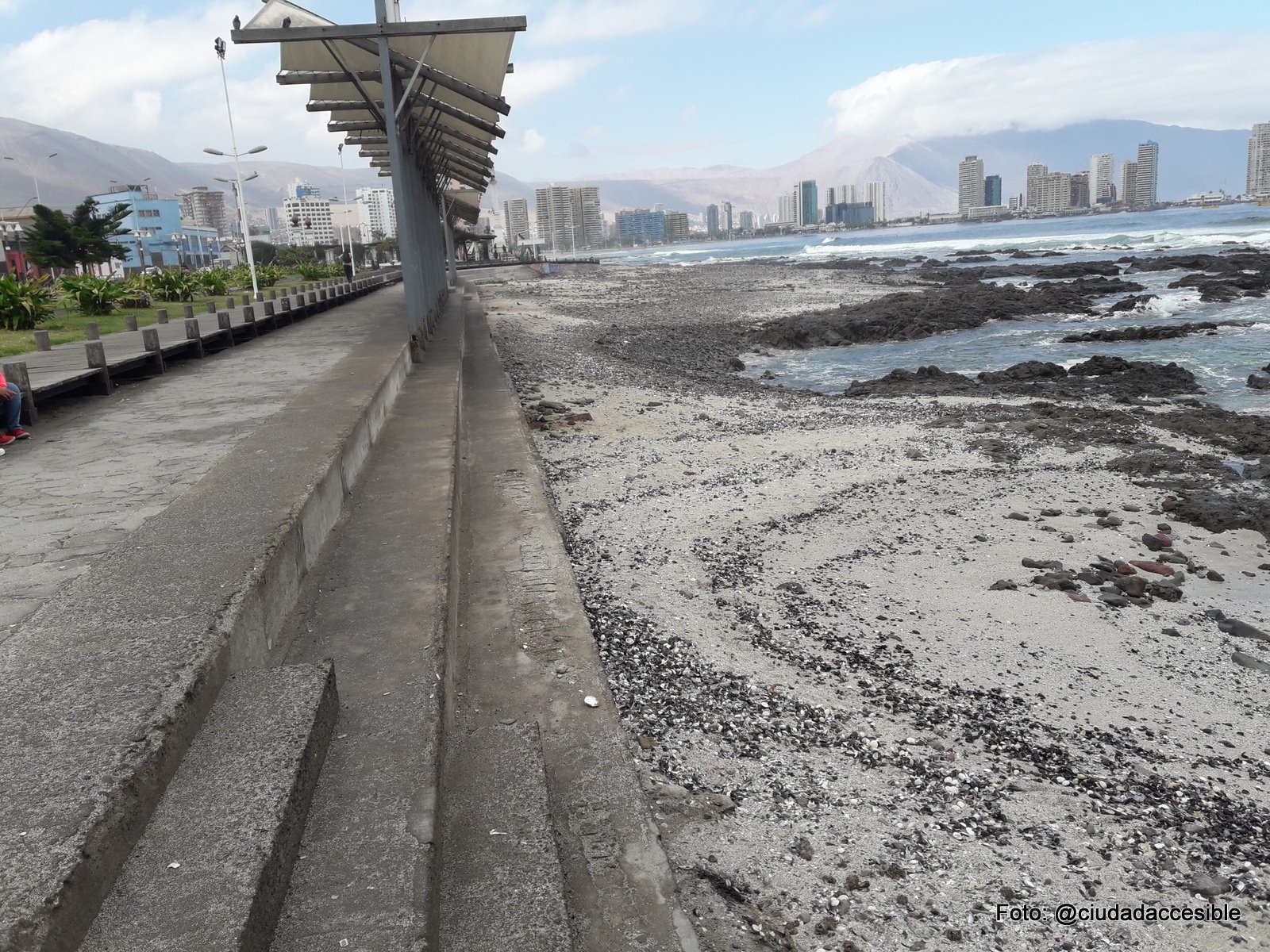 borde de la playa al que se accede por peldaños