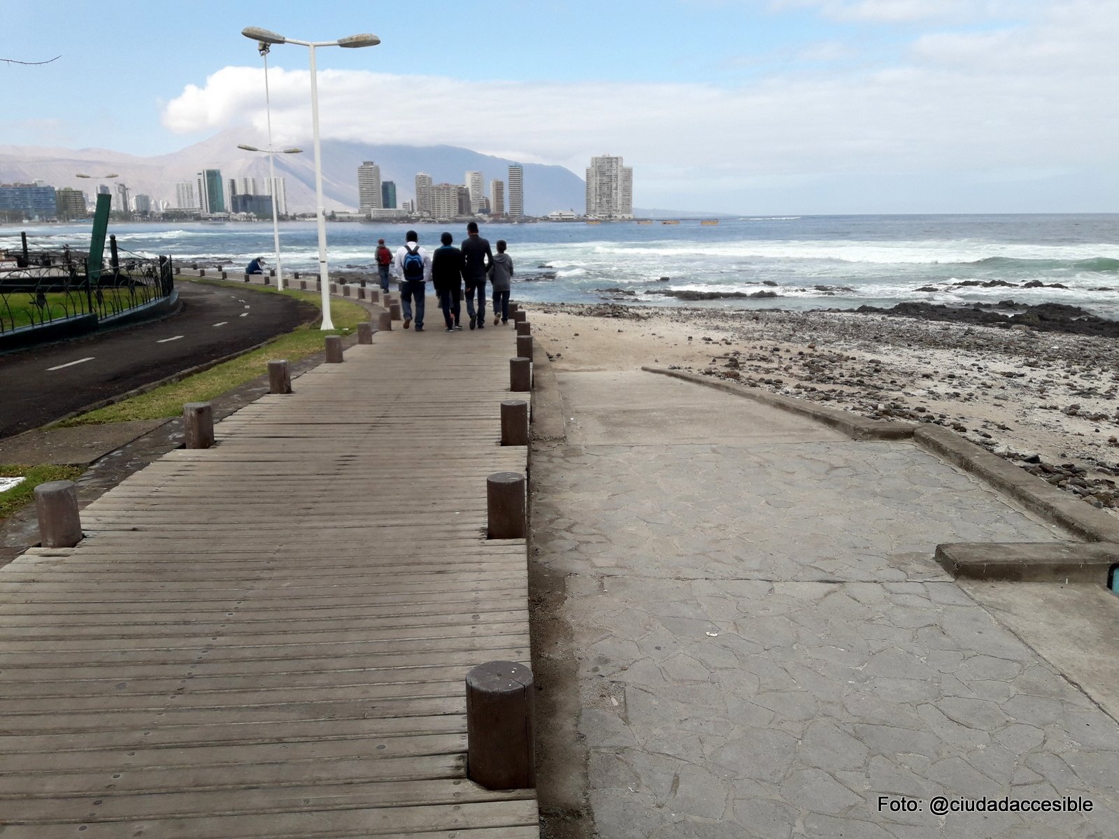 circulación peatonal de madera que recorre la orilla en desnivel con el resto de las circulaciones