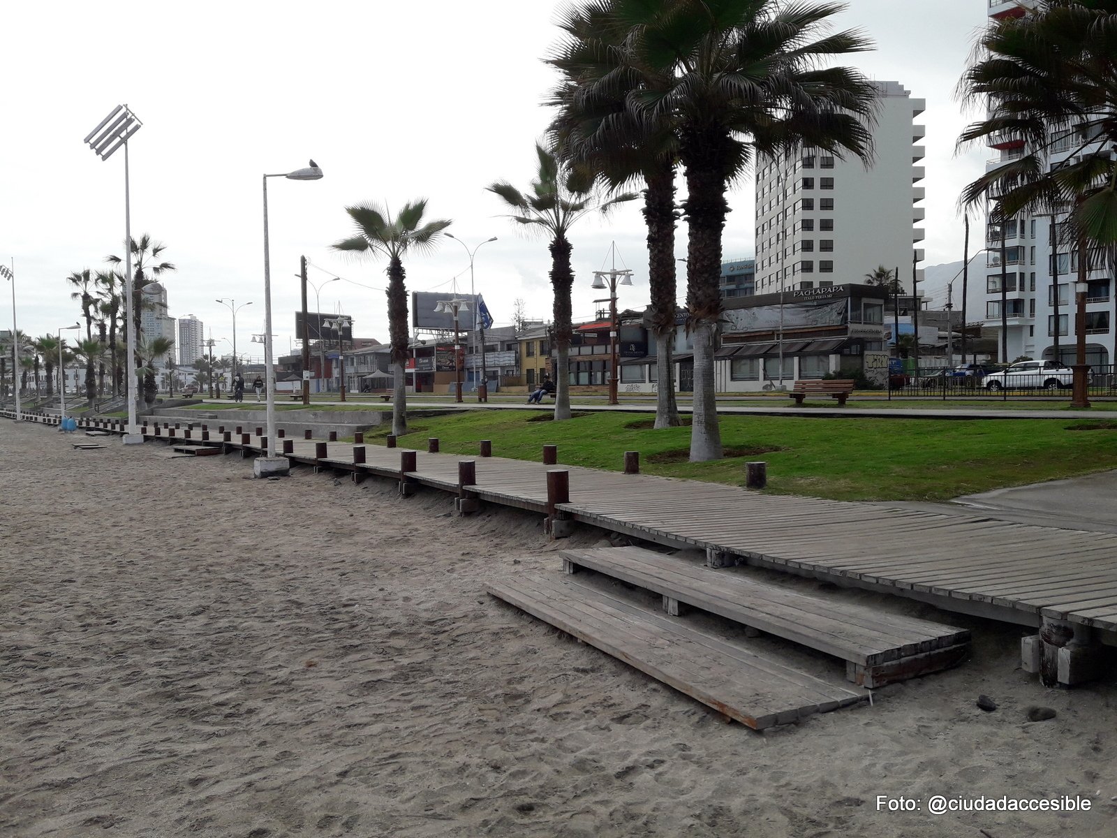 dos peldaños comunican el deck de circulación peatonal con la playa en iquique