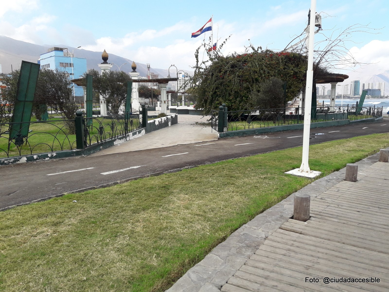 Unión del sendero peatonal desde la plaza Cristobal Colón hacia ciclovía sin demarcación cebra ni conexión a ruta peatonal