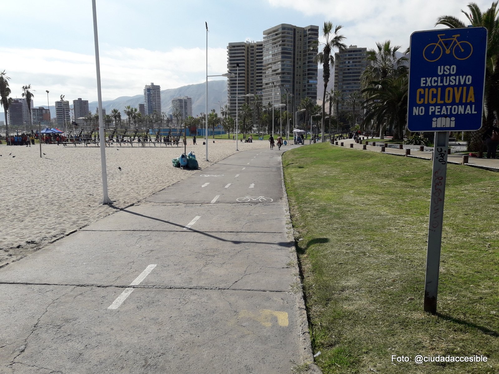 ciclovía recorre el borde costerocon señalización que indica un uso exclusivo para bicicletas