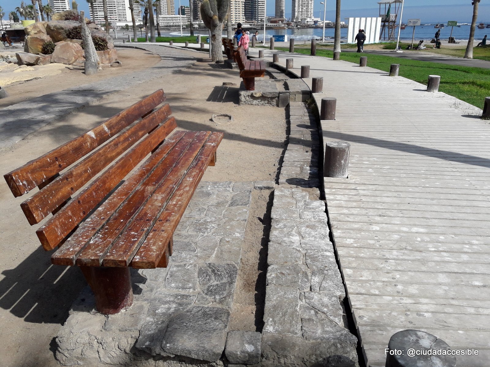 escaño ubicado a un costado de la circulación peatonal en iquique