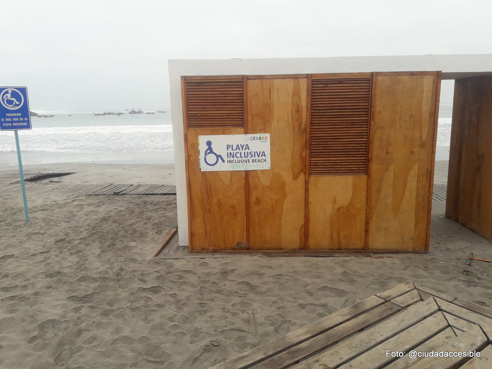 se ve una construcción de madera con el letrero playa inclusiva