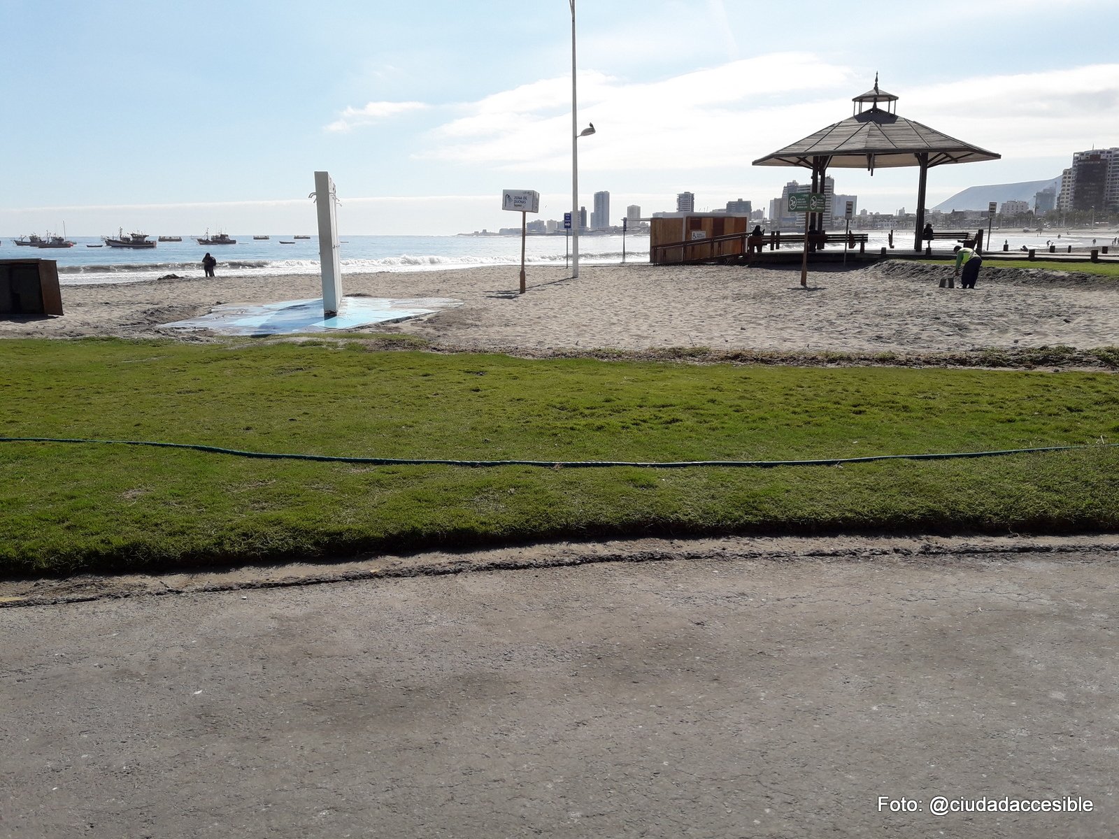 duchas en la playa cercanas al sector que se indica como playa inclusiva