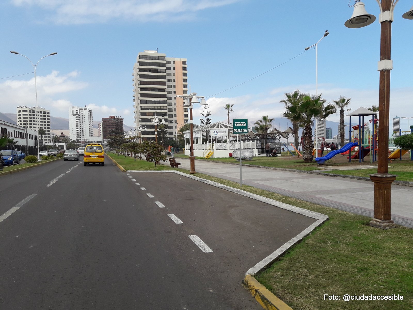 paradero de transporte público donde se ve solo una señalización vertical en iquique