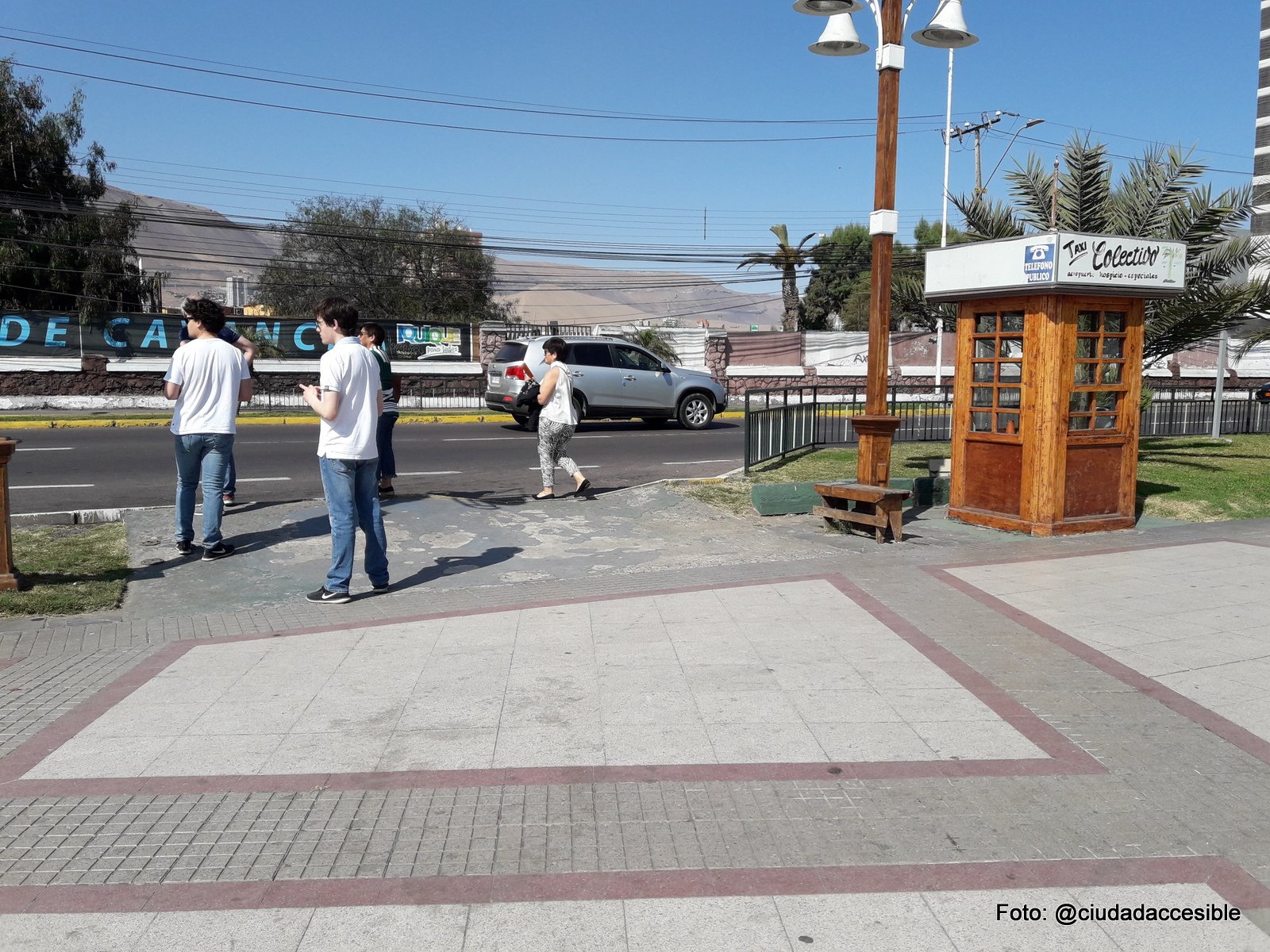 sector con personas que esperan locomoción de colectivos y taxis