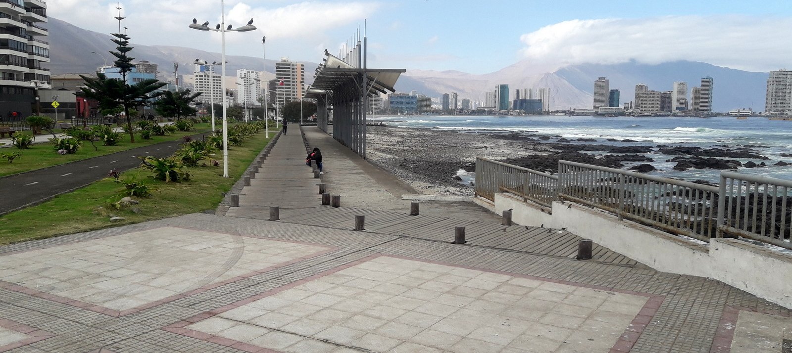 borde costero de iquique donde se ve la ciclovía y rutas peatonales separadas