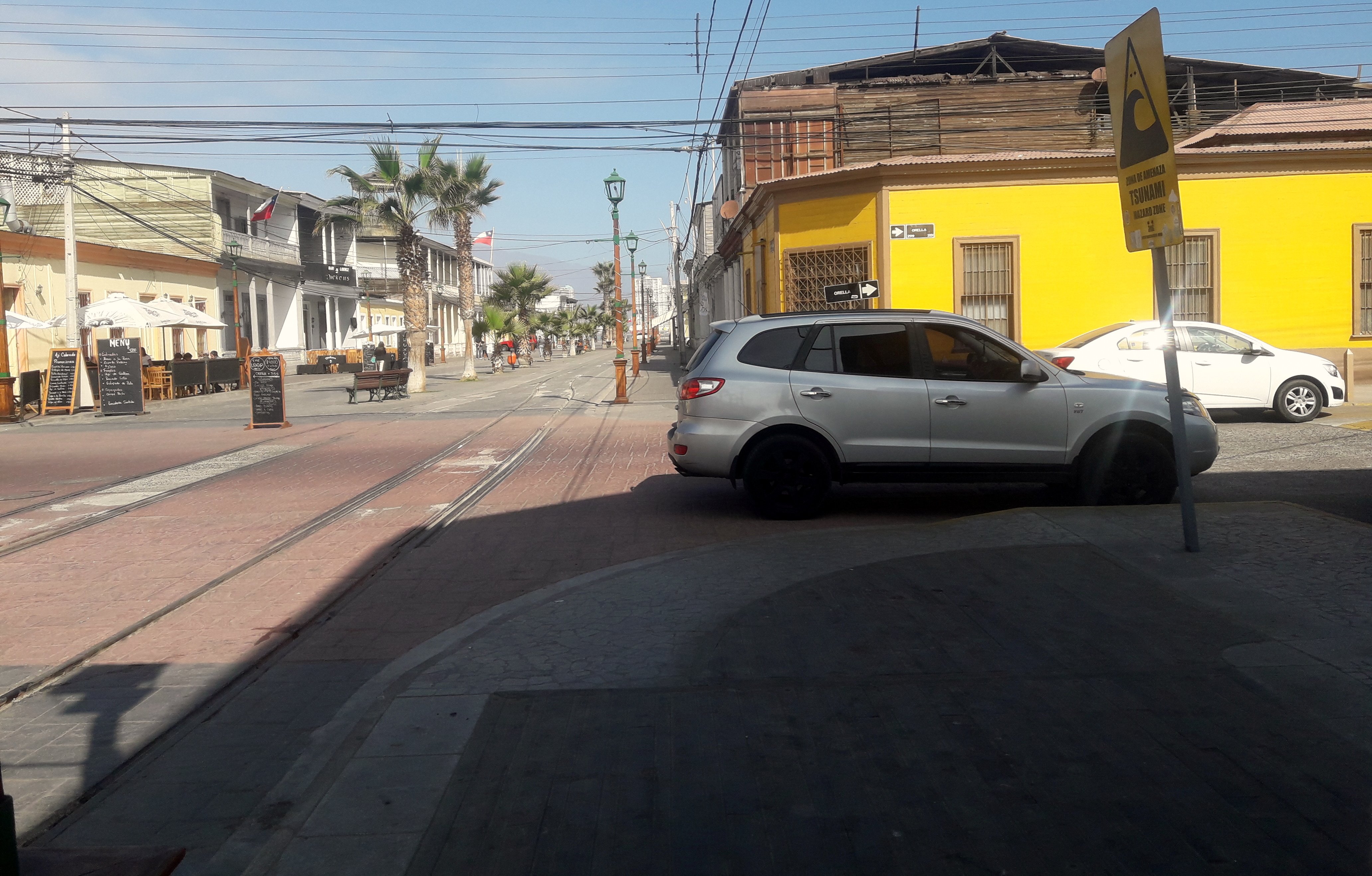 auto estacionado en el cruce de calles