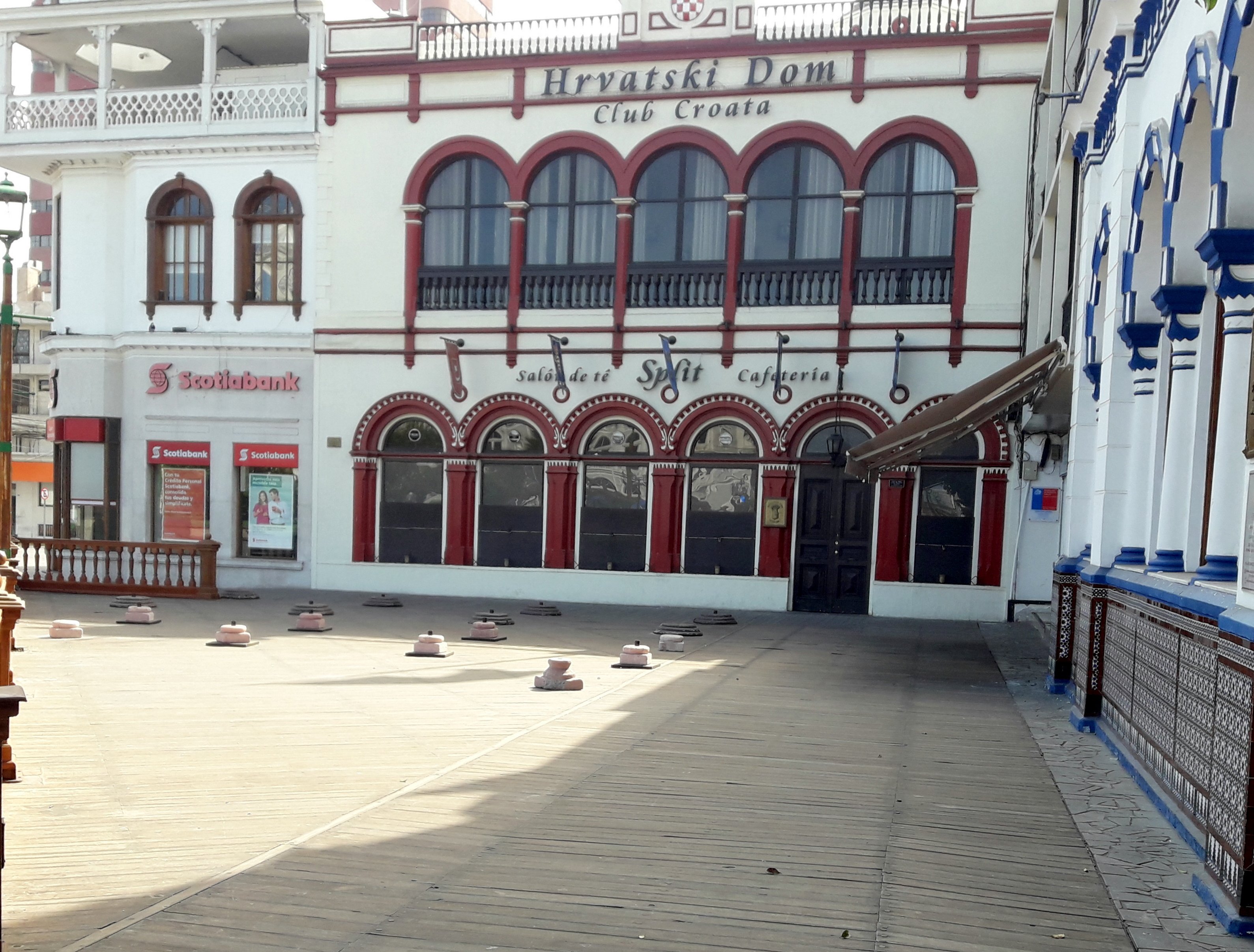 bases de piedra para poner quitasoles desparramadas frente a un edificio