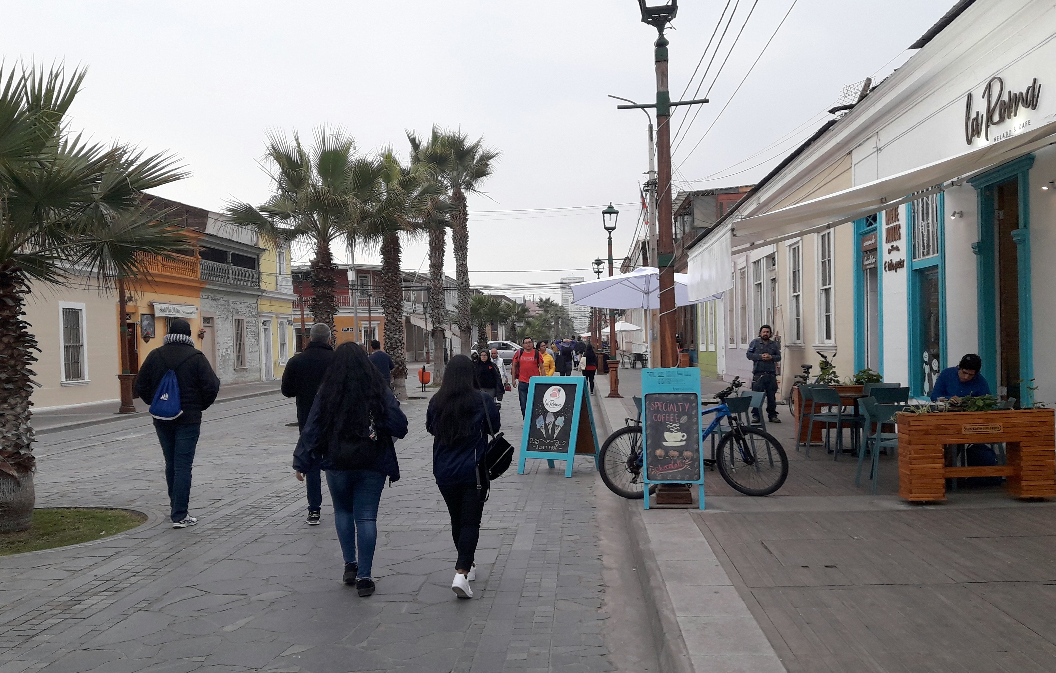 circulación en paseo baquedano se ven personas caminando y algunos letreros dispersos en medio