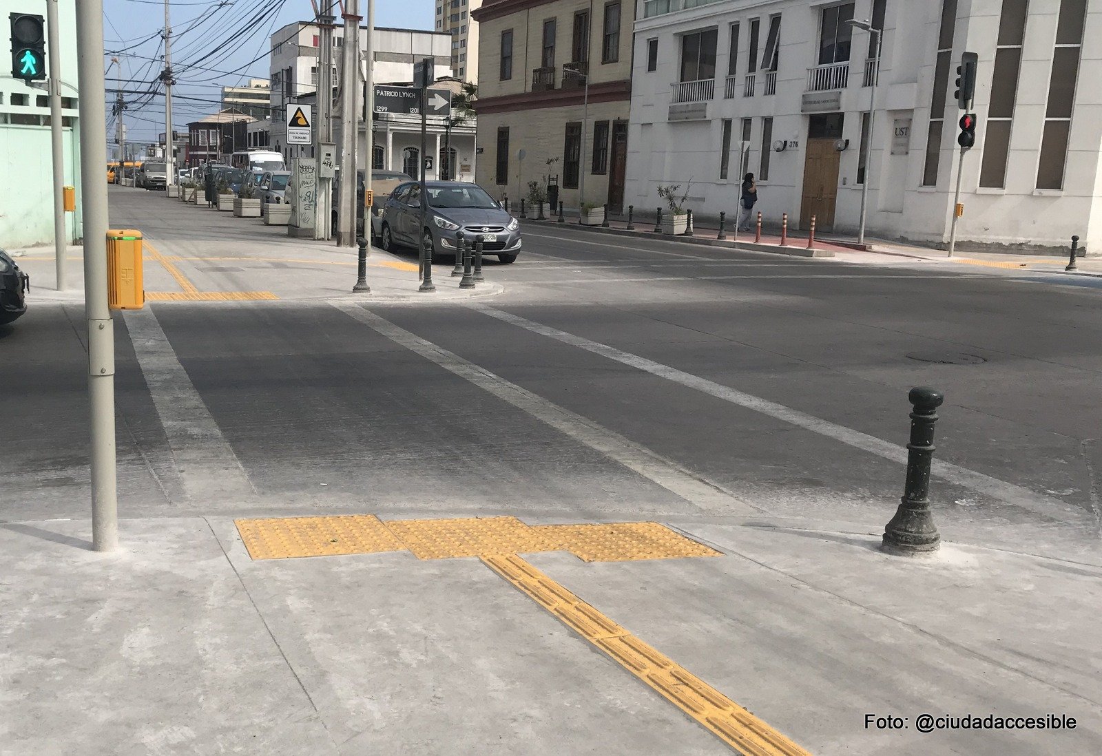 cruce peatonal con placas tactiles de color amarillo y aviso audible de cruce