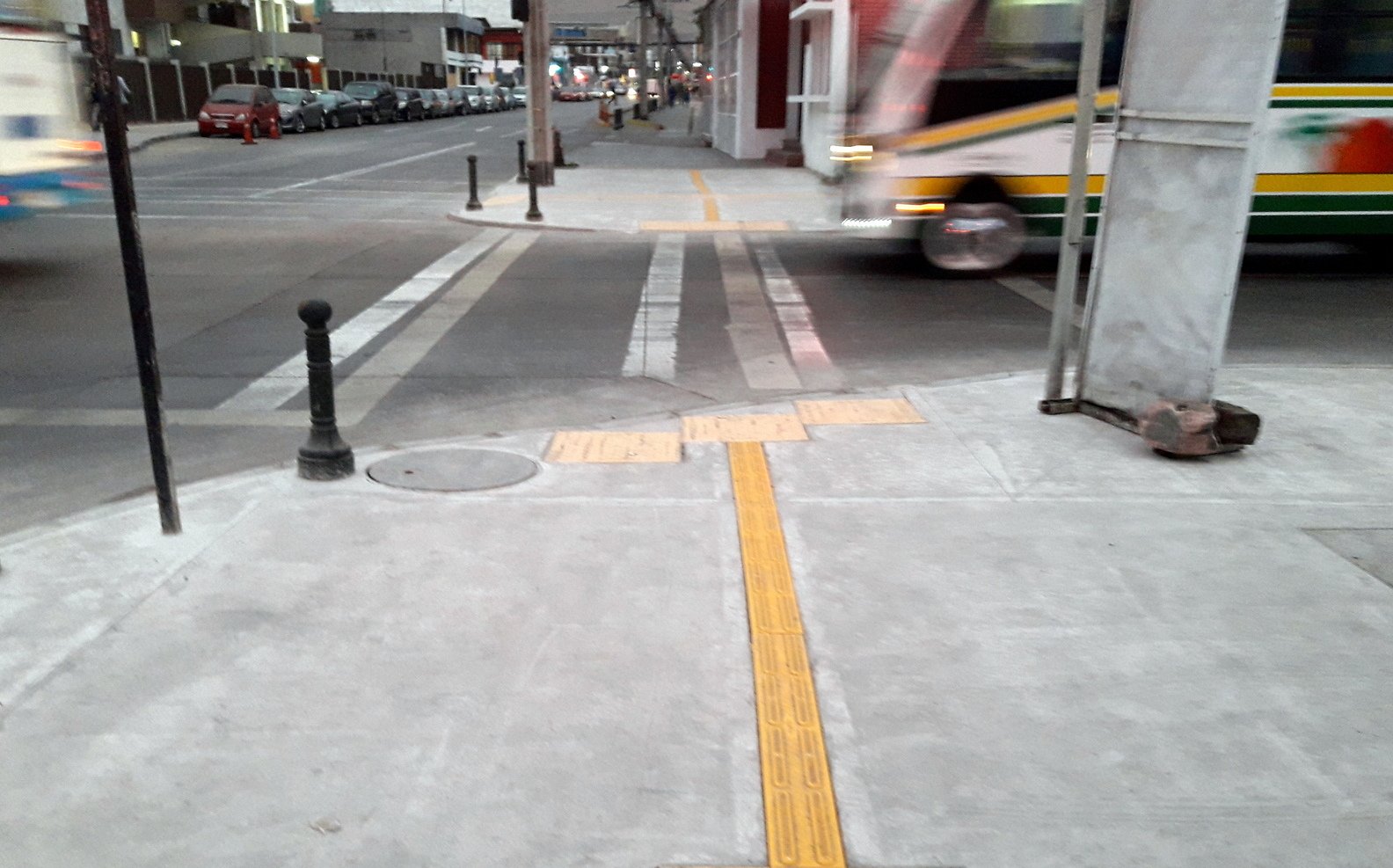 demarcación en la calzada para el cruce peatonal es confuso y no coincide con el rebaje