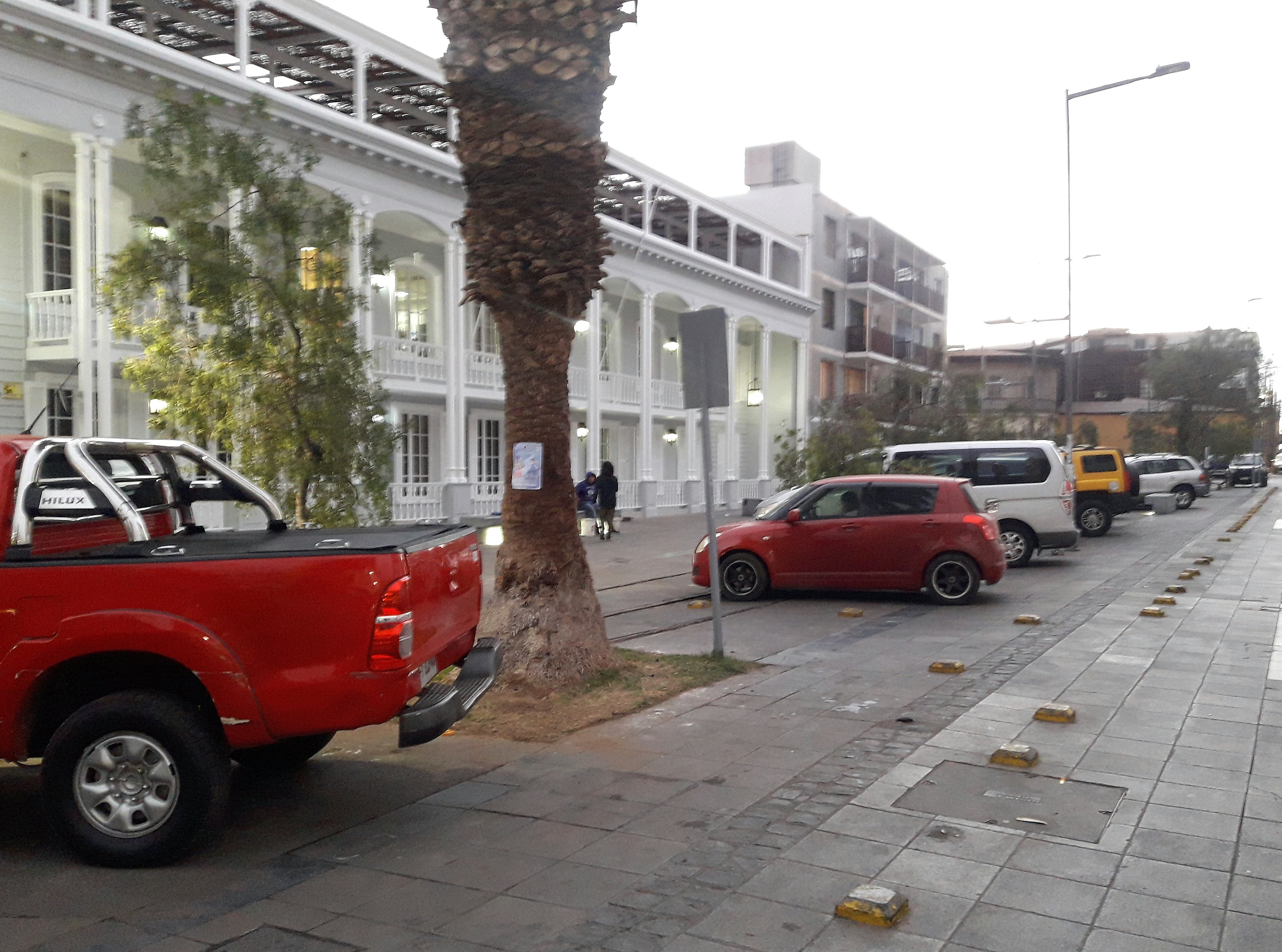 estacionamientos en diagonal frente a un edificio