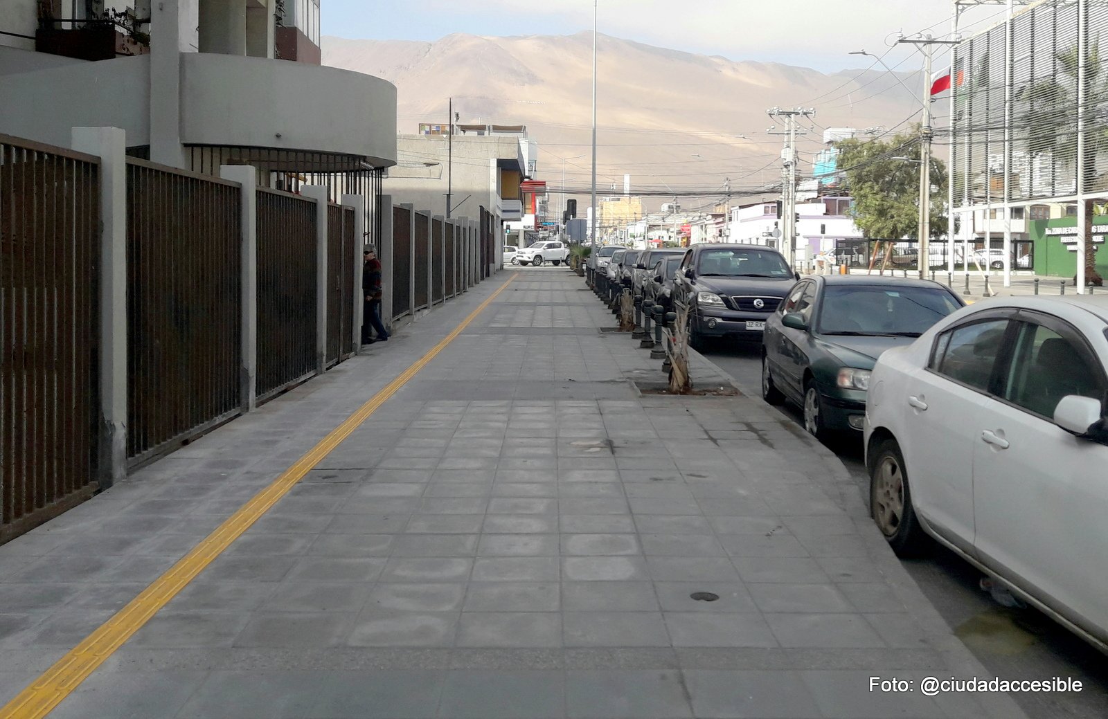 guía podotáctil de avance a lo largo de una vereda y paralela a una edificación