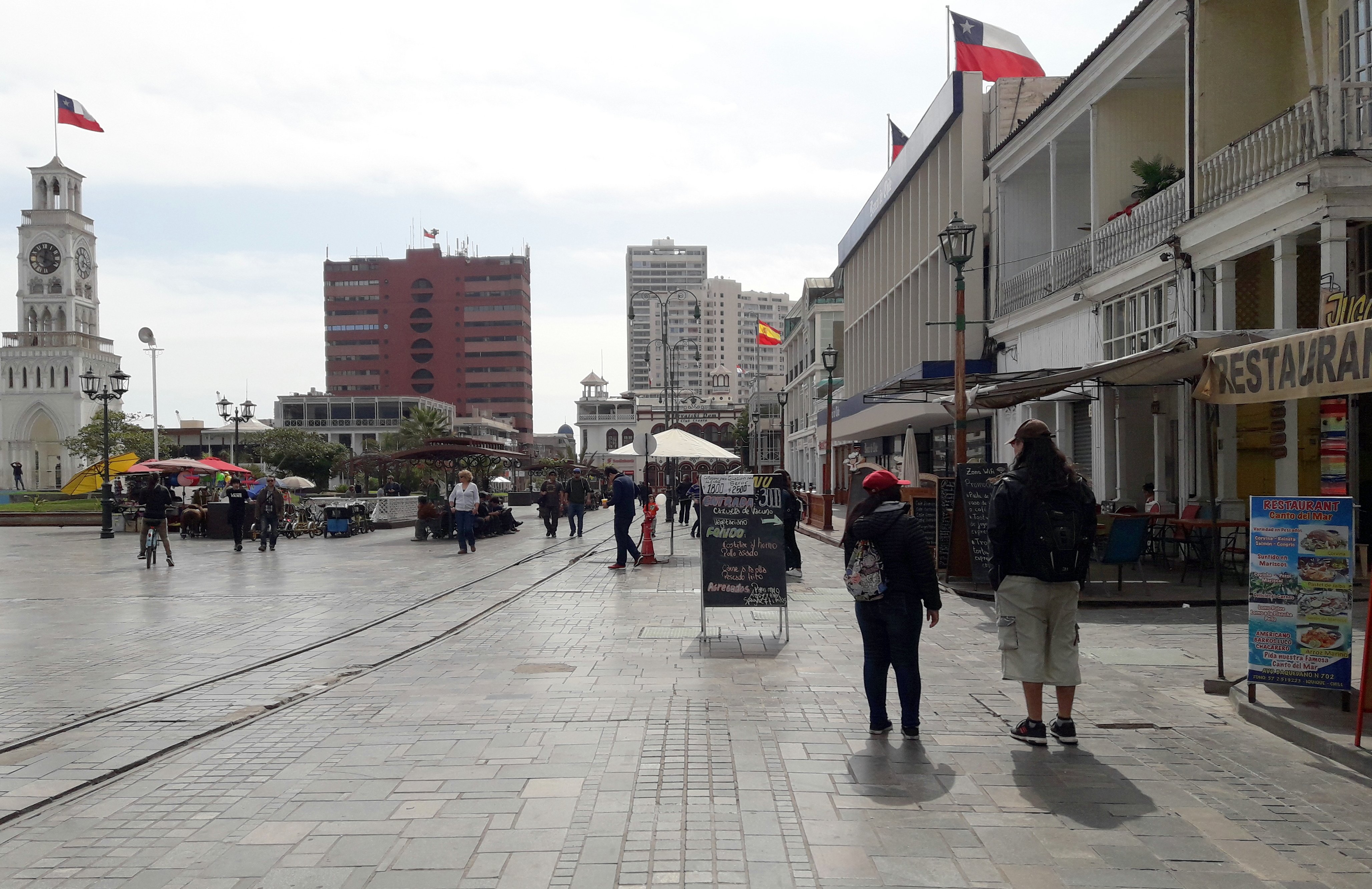 letrero ubicado en la mitad d ela circulación