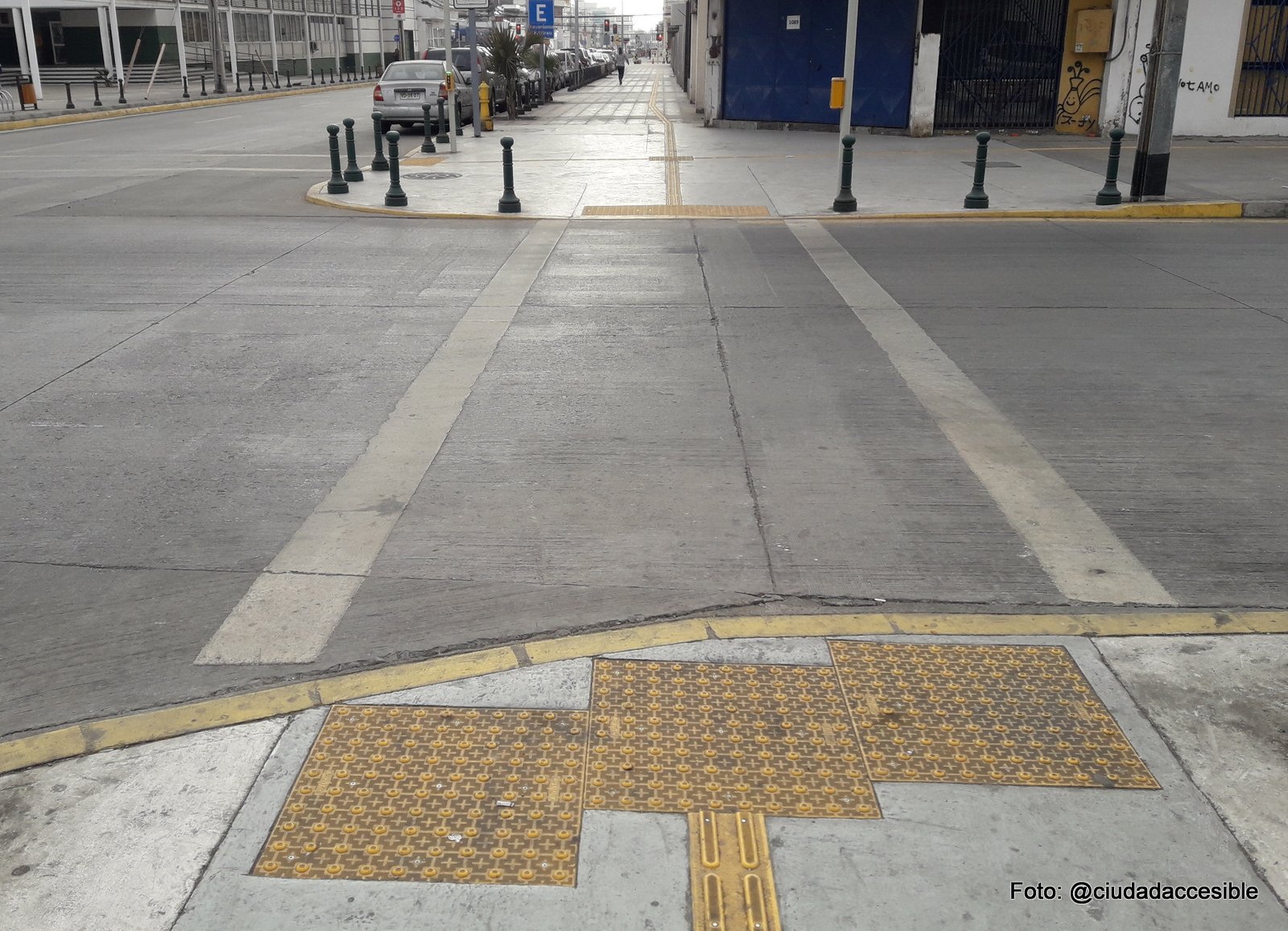 placa podotáctil de advertencia previa al cruce peatonal instalada sobre la rampa del rebaje en el encuentro con la calzada