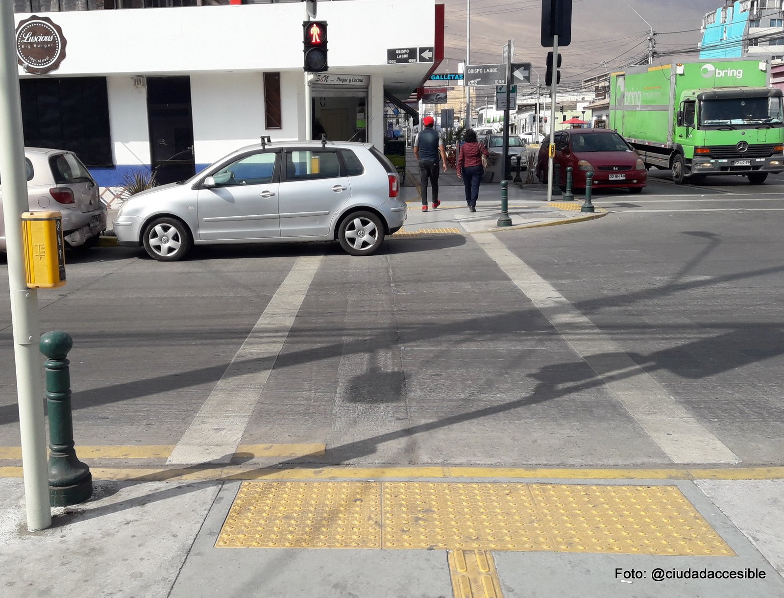 placa podotáctil de advertencia previa al cruce peatonal instalada sobre la rampa del rebaje en el encuentro con la calzada