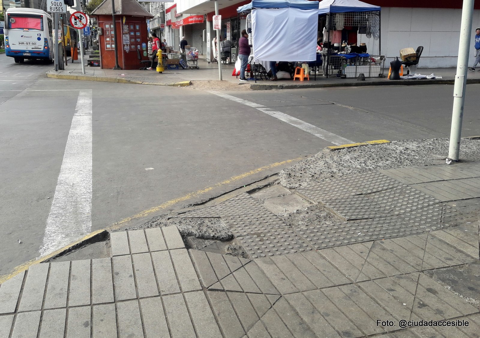 rebaje de veredas con baldosas quebradas y algunas faltantes