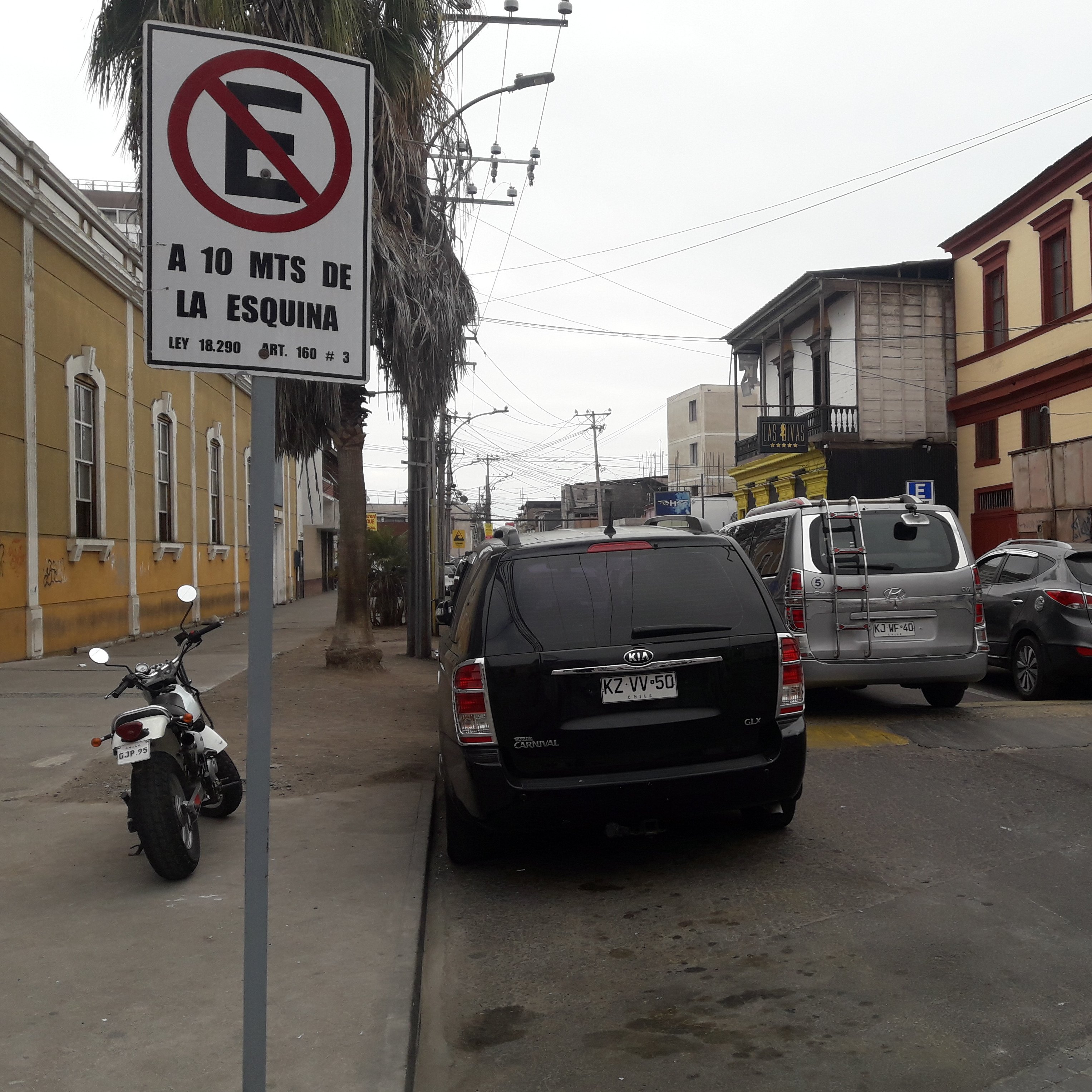 señalización de no estacionar a menos d e10 m de la esquina