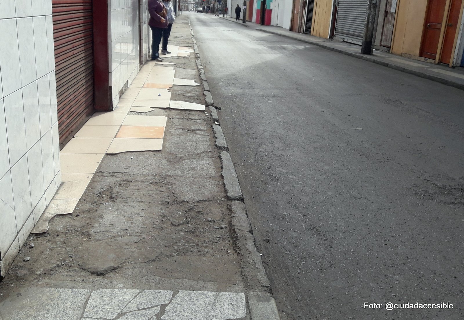 vereda en mal estado faltando baldosas