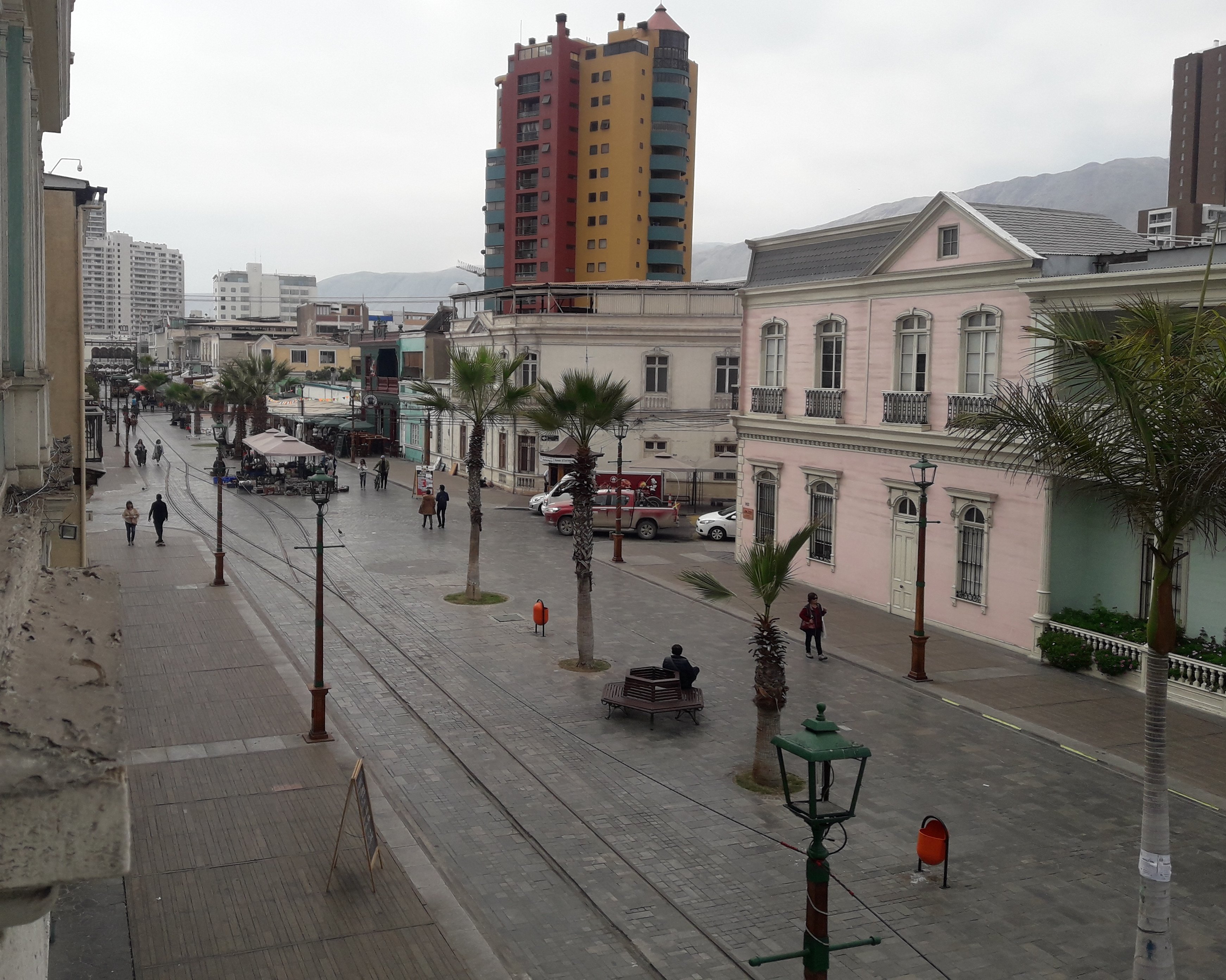 vista elevada del paseo peatonal con un edificio al fondo