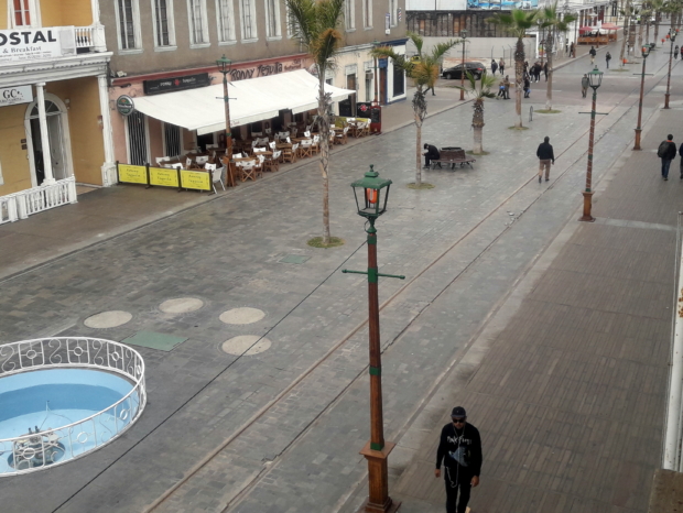 vista elevada del paseo peatonal y una pileta en el centro