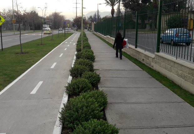 Buena infraestructura de ciclovía con separación física de la vereda