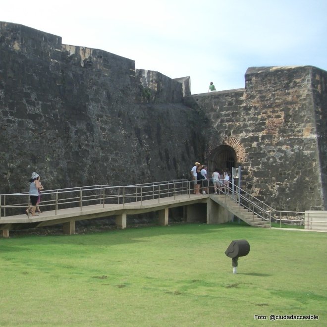 Rampa y escalera para acceder a antiguo fuerte