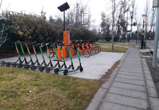Estacionamientos de bicicletas y scooters fuera de la circulación peatonal en la acera