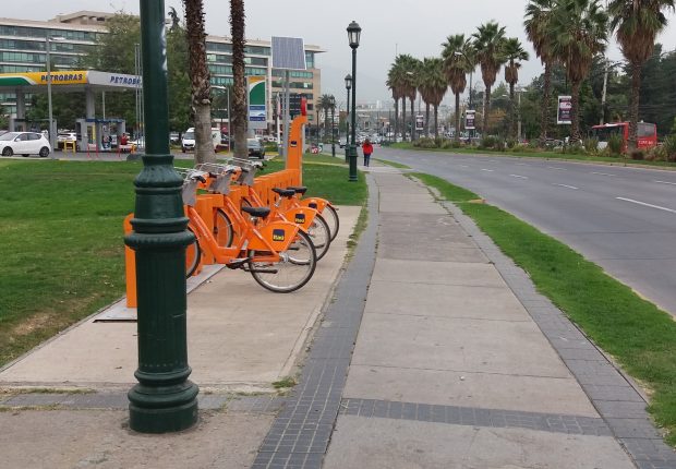 Estacionamientos de bicicletas fuera de la circulación peatonal en la acera