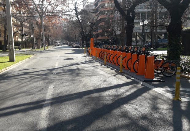 Estacionamientos de bicicletas sobre la calzada impiden buena visión en un cruce