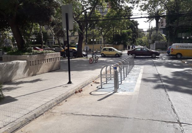 Estacionamientos de bicicletas sobre la calzada impiden buena visión en un cruce