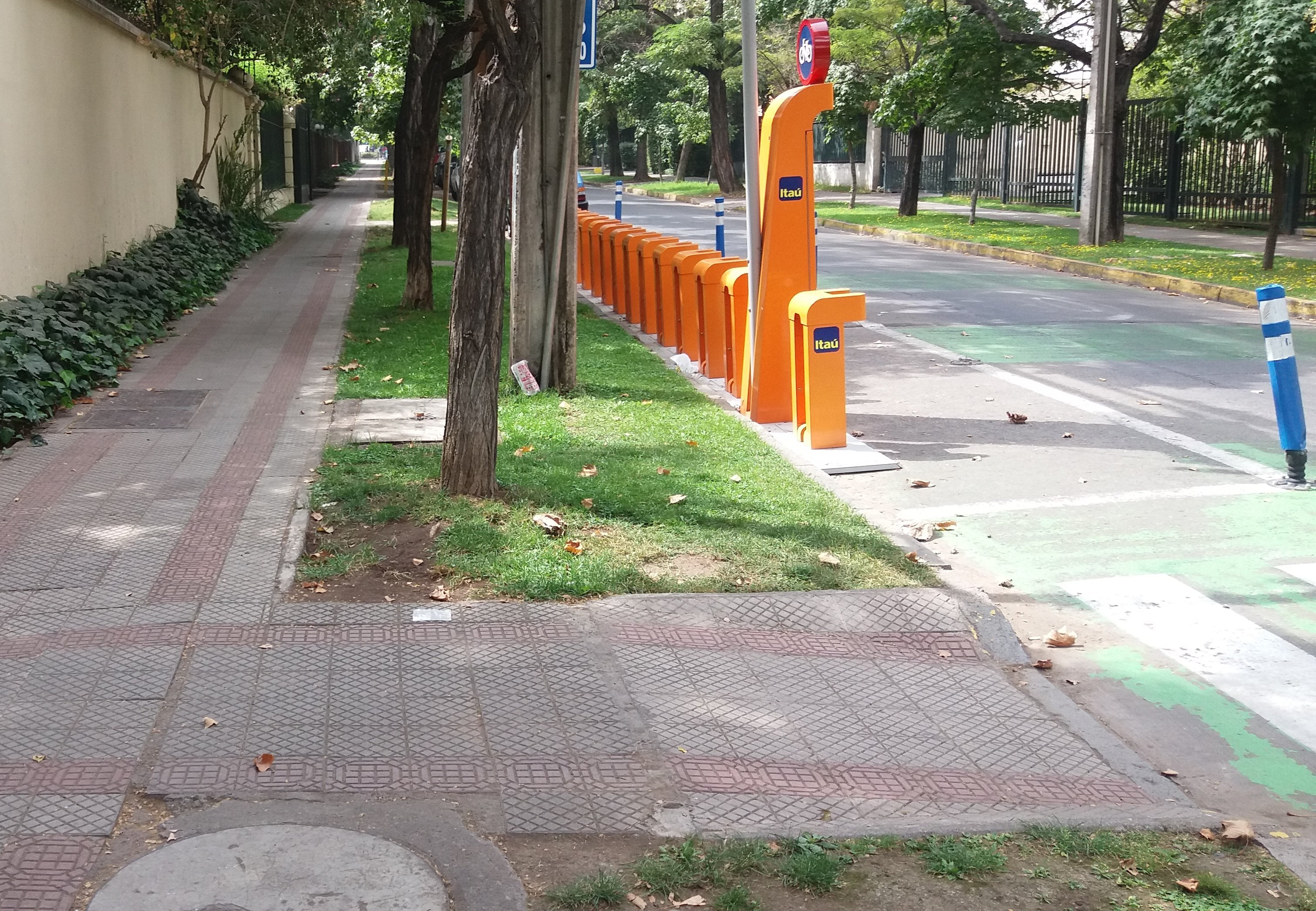 Estacionamientos de bicicletas en la calzada y próximo al cruce impiden buena visión