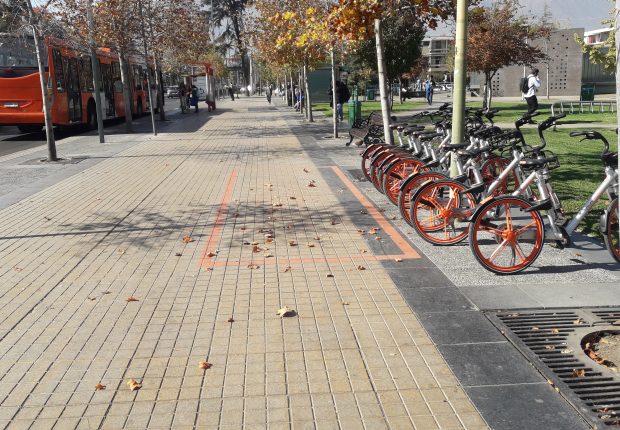 Bicicletas estacionadas en un espacio contiguo a la vereda sin interrumpir el paso peatonal