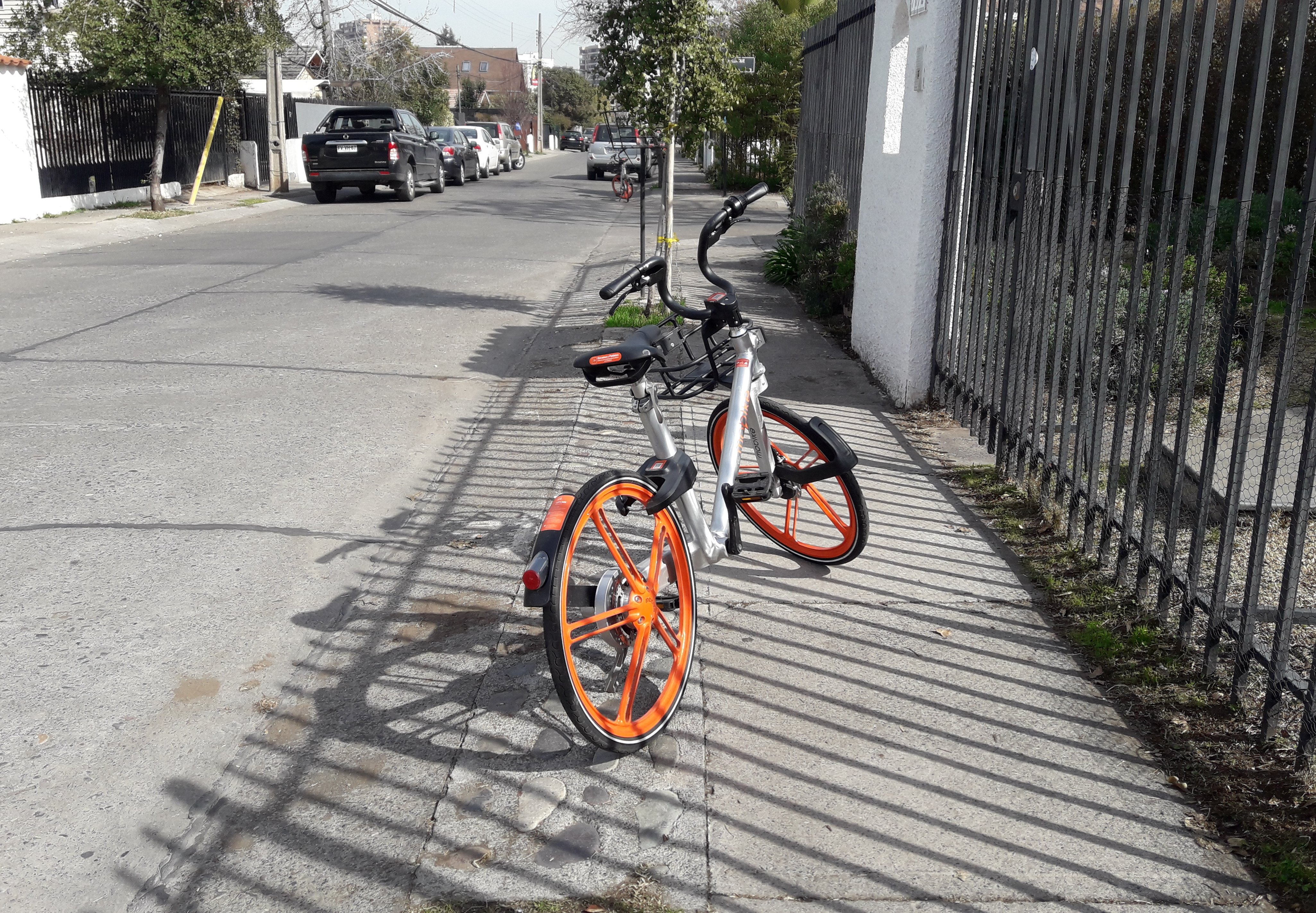 bicicleta estacionada sobre la vereda