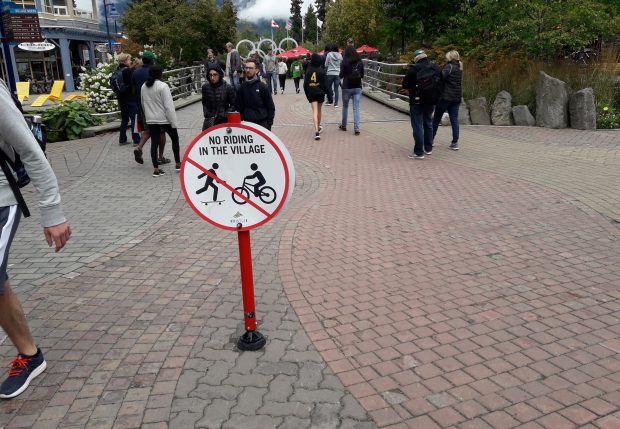 Señalización en un paseo peatonal que prohibe el uso de bicicletas o skate