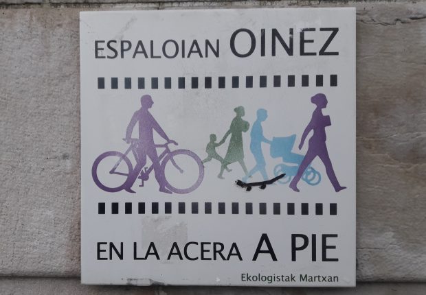 Señalización que indica uso exclusivo peatonal, se ve un ícono de ciclista a pie llevando su bicicleta