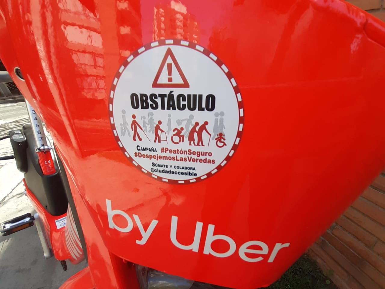 Sticker Obstáculo pegado en una bicicleta mal estacionada sobre la vereda