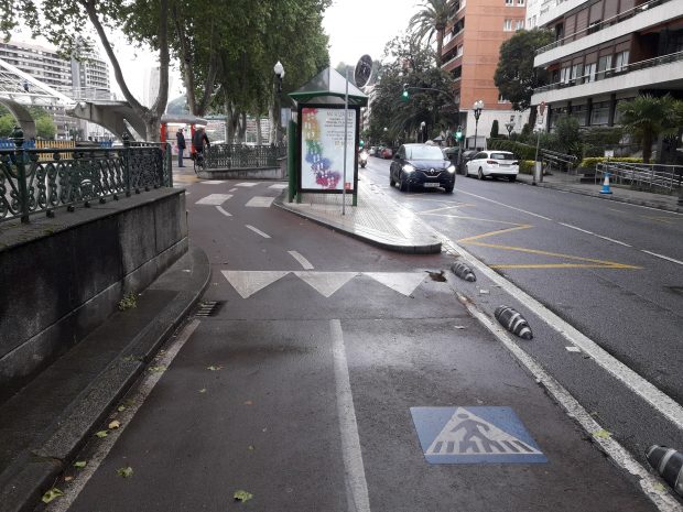 Foto de ciclovía que circula entre la vereda y el paradero subiendo al nivel de la vereda