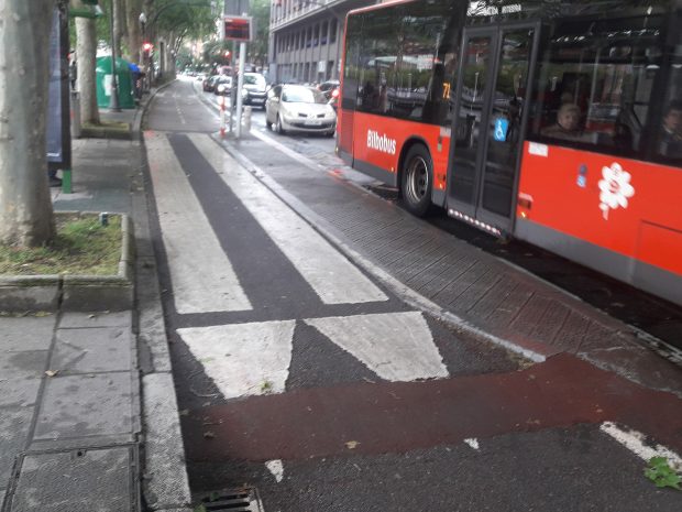 foto de ciclovía que se enangosta entre el refugio y el andén en la parada del bus