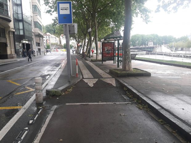 foto de ciclovía que se enangosta y circula entre el paradero y el andén