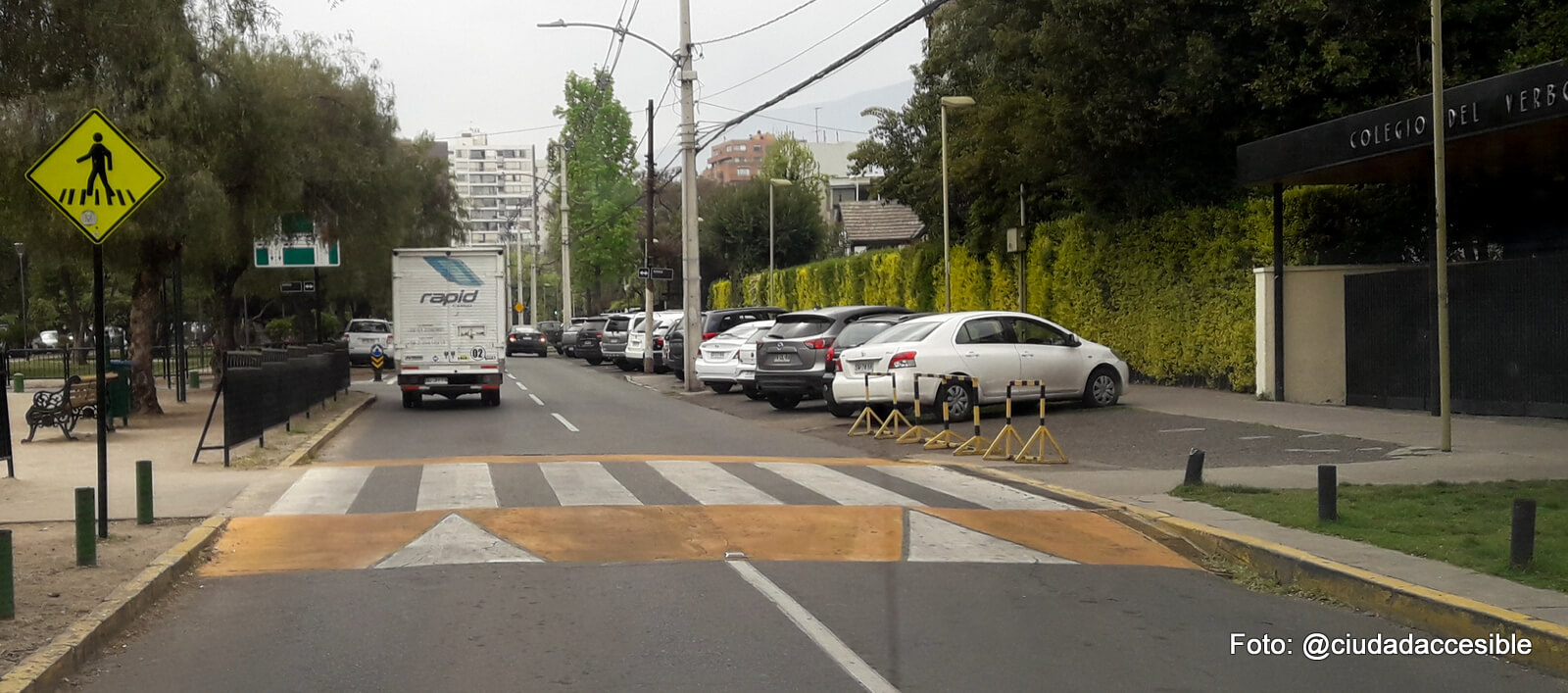 cruce de calzada demarcado en el pavimento y señalizado