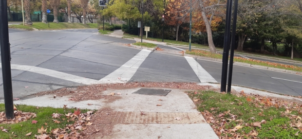 cruce peatonal con una fuerte pendiente transversal a la circulación peatonal